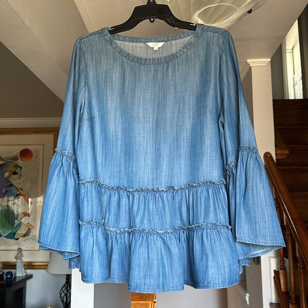 🎤🎉 Crown & Ivy ChambrayTiered Bell Sleeved Top Sz L - Picture 3 of 8